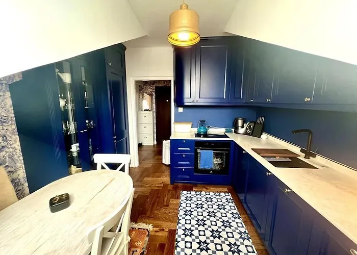 Central, Top Floor Apartment